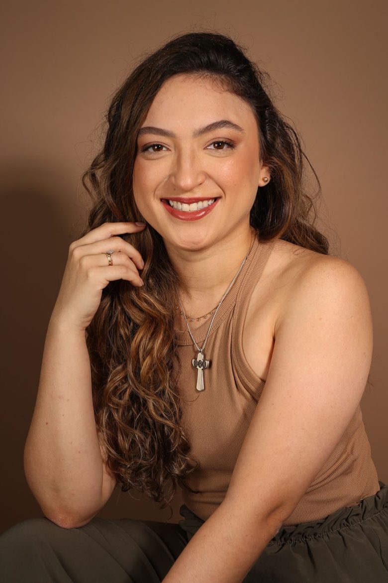 Sara Medeiros em close acolhedor, atendendo individualmente